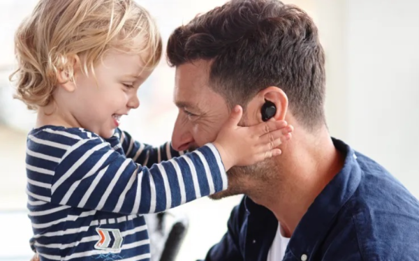Có nên đeo máy trợ thính thường xuyên không?