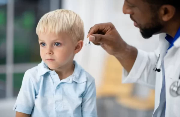 Tác động của nghe kém với sự phát triển của trẻ em